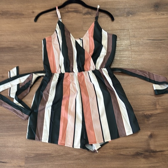 Women's Striped V Neck Romper w/Belt. Size Small. - Picture 2 of 7
